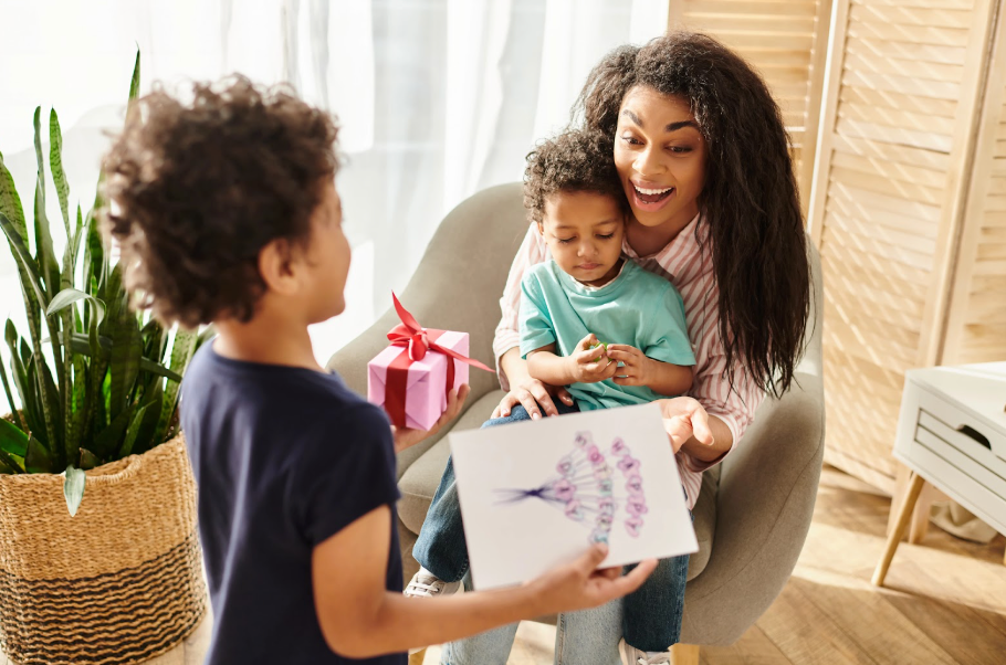 10 Awesome & Unique Holiday Gift Ideas for Mom